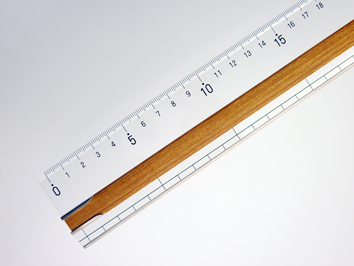 ユニバーサル定規３５ｃｍ（Tapiro 2 Wood）アンティークホワイト,ずれないカッティング定規,滑らないカッティング定規・Non-slip cutting ruler